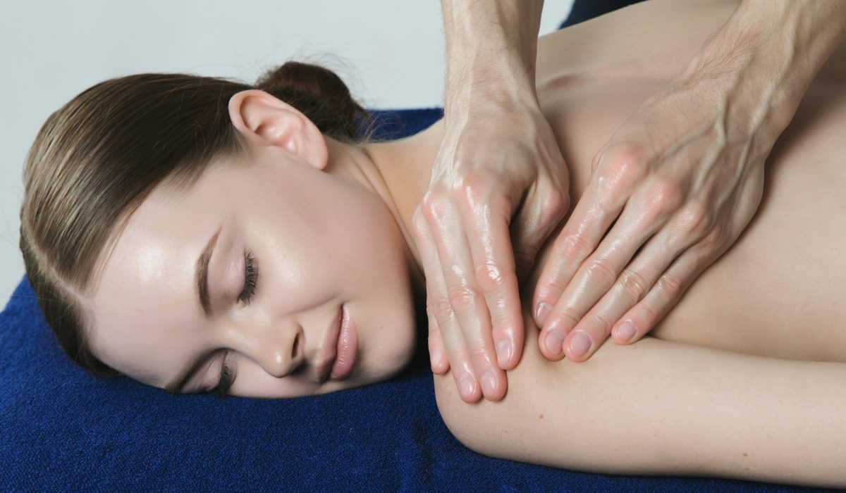 Meridyen terapisi seansı sırasında fibromiyalji hastasının rahatlaması ve enerji akışının dengelenmesi