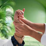 Kronik stres ve meridyen terapisi seansı sırasında bilek noktasından enerji dengelemesi yapan huzurlu bir yakın plan görseli.